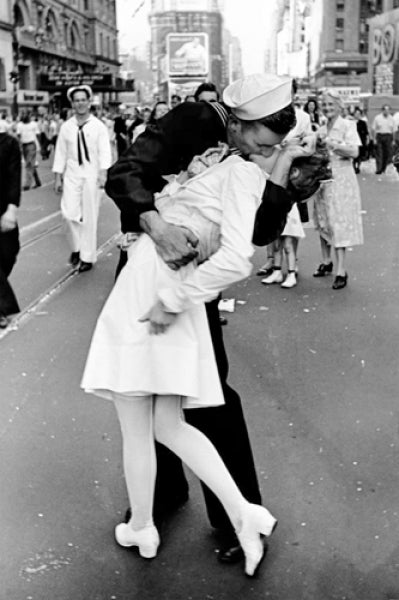 Kissing on VJ Day - Times Square